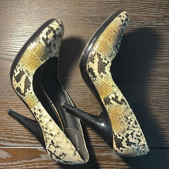 Anne Michelle Women's Snakeskin Pumps - Picture 1 of 9